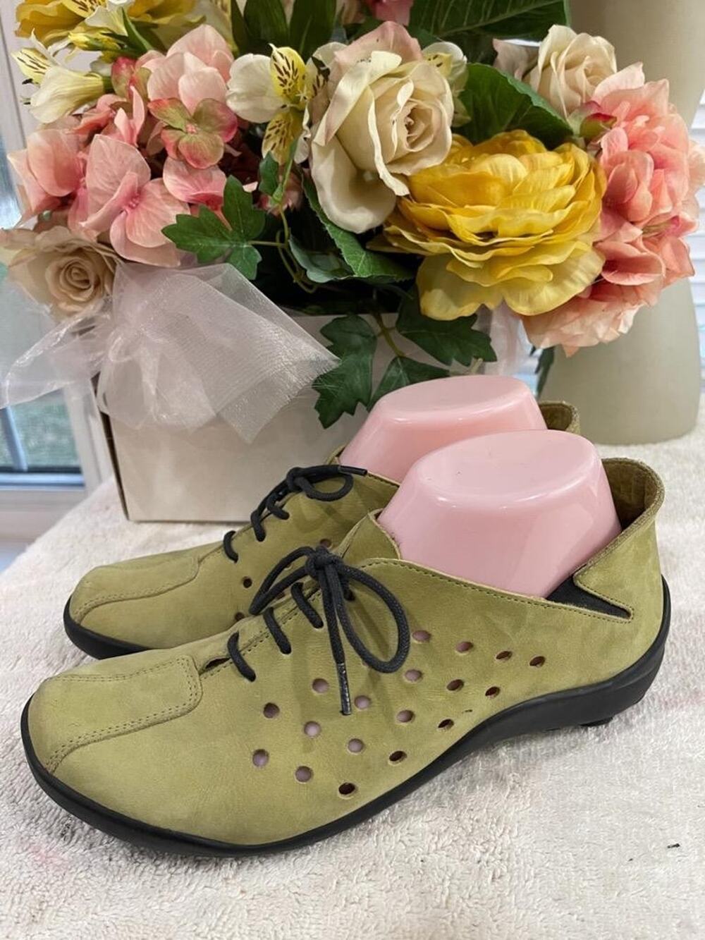 ARCHE PERFORATE CIRCLE LACED UP SHOE SIZE 7.5 (sh900